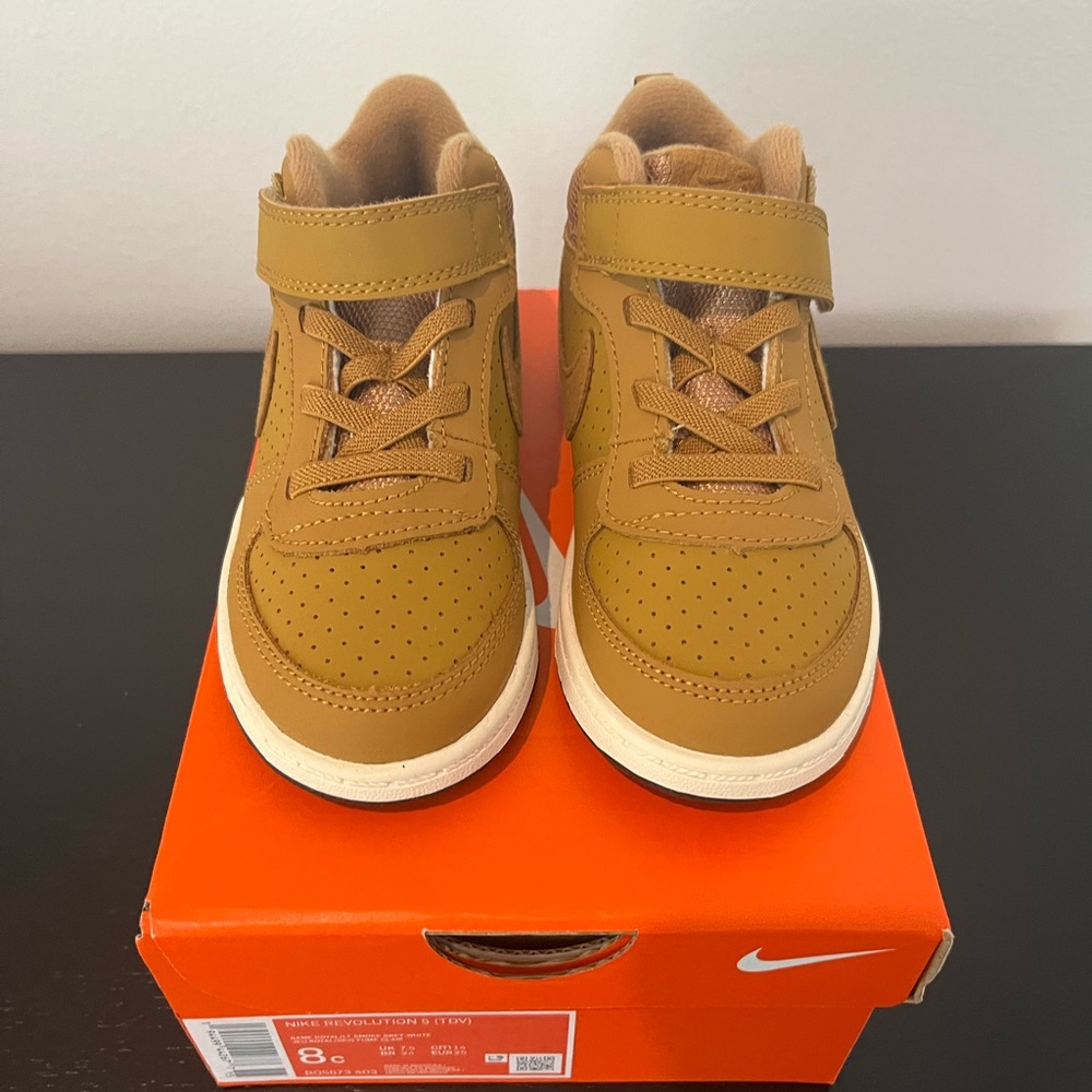 Nike Revolution 5 Sneakers